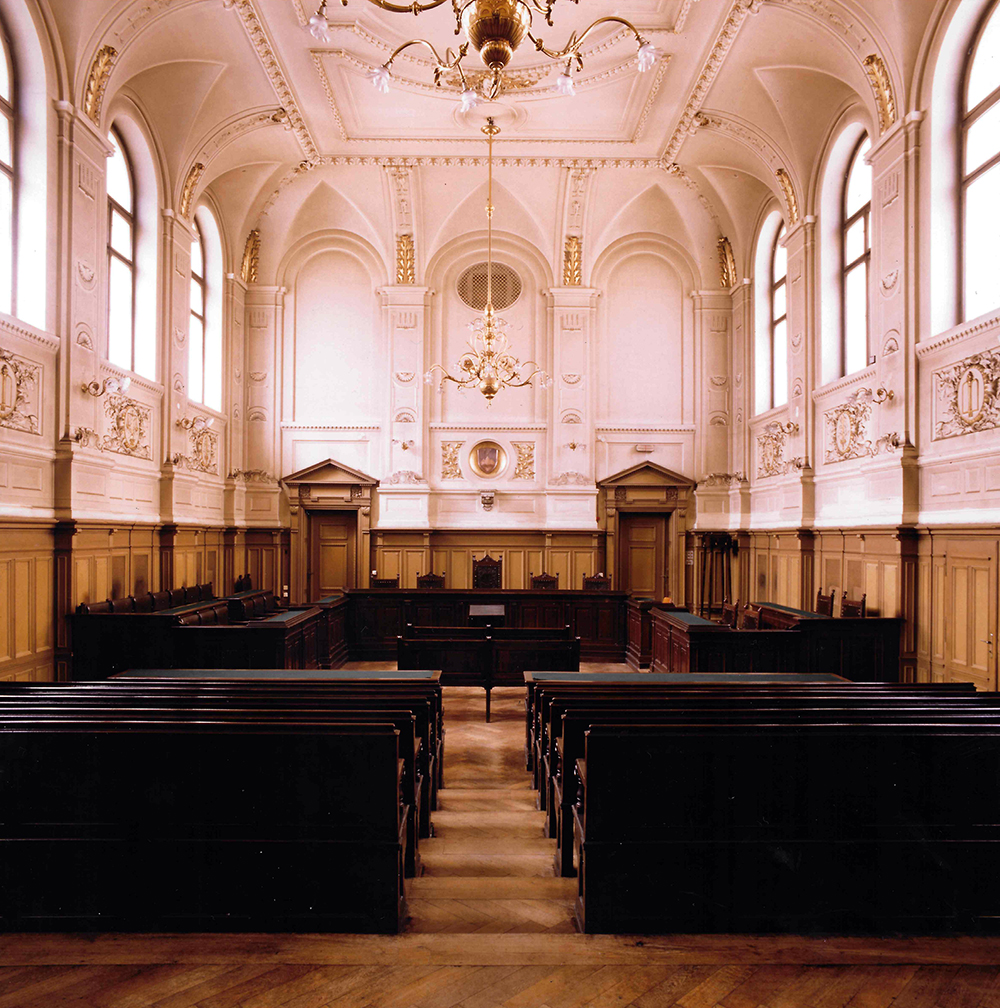 Slika sodne dvorane iz sodne stavbe v Ljubljani na Tavčarjevi 9